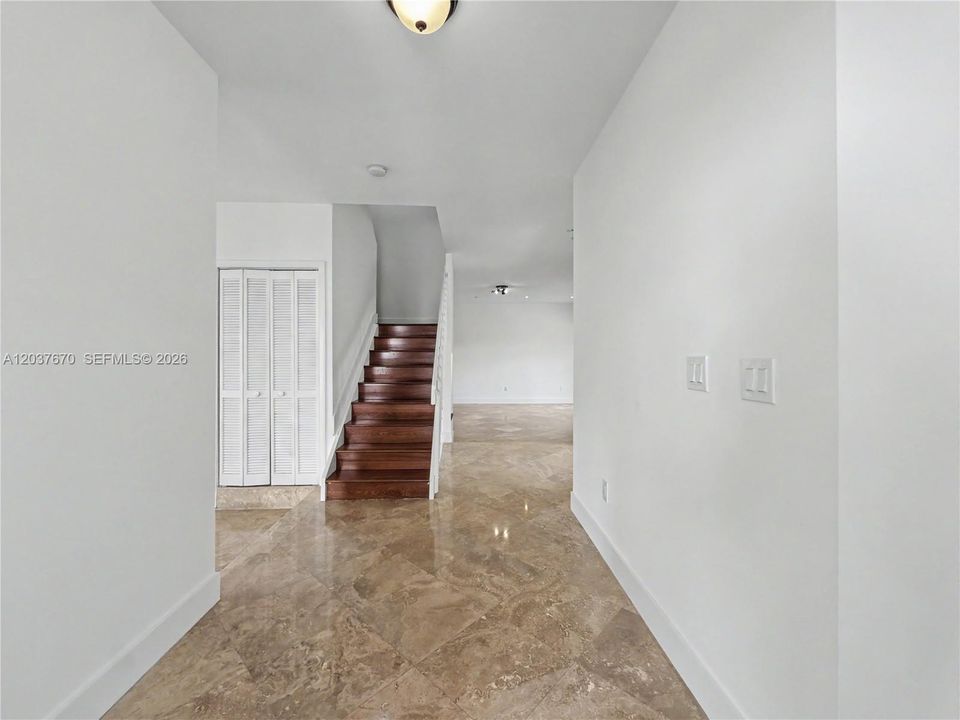 En Venta: $1,195,000 (4 camas, 3 baños, 2588 Pies cuadrados)