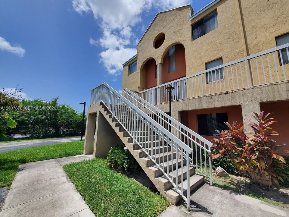 For Sale: $225,000 (2 beds, 2 baths, 1032 Square Feet)