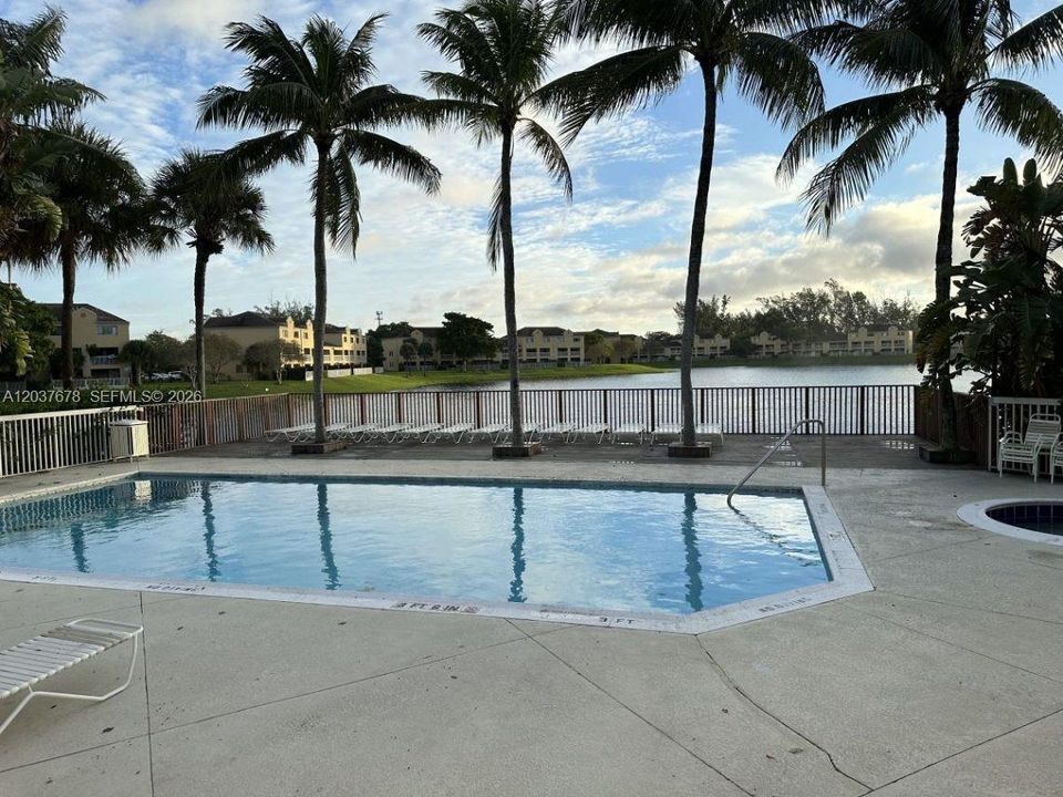 For Sale: $225,000 (2 beds, 2 baths, 1032 Square Feet)