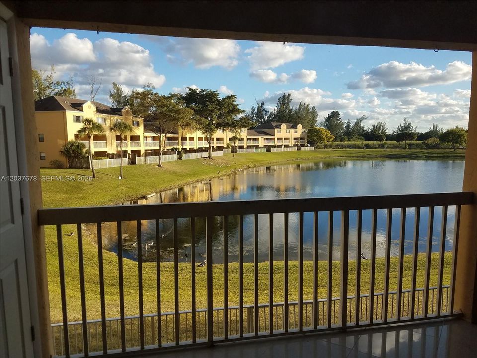 For Sale: $225,000 (2 beds, 2 baths, 1032 Square Feet)