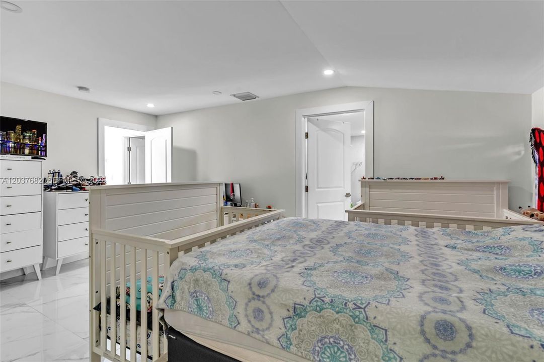 For Sale: $999,900 (2 beds, 2 baths, 1110 Square Feet)