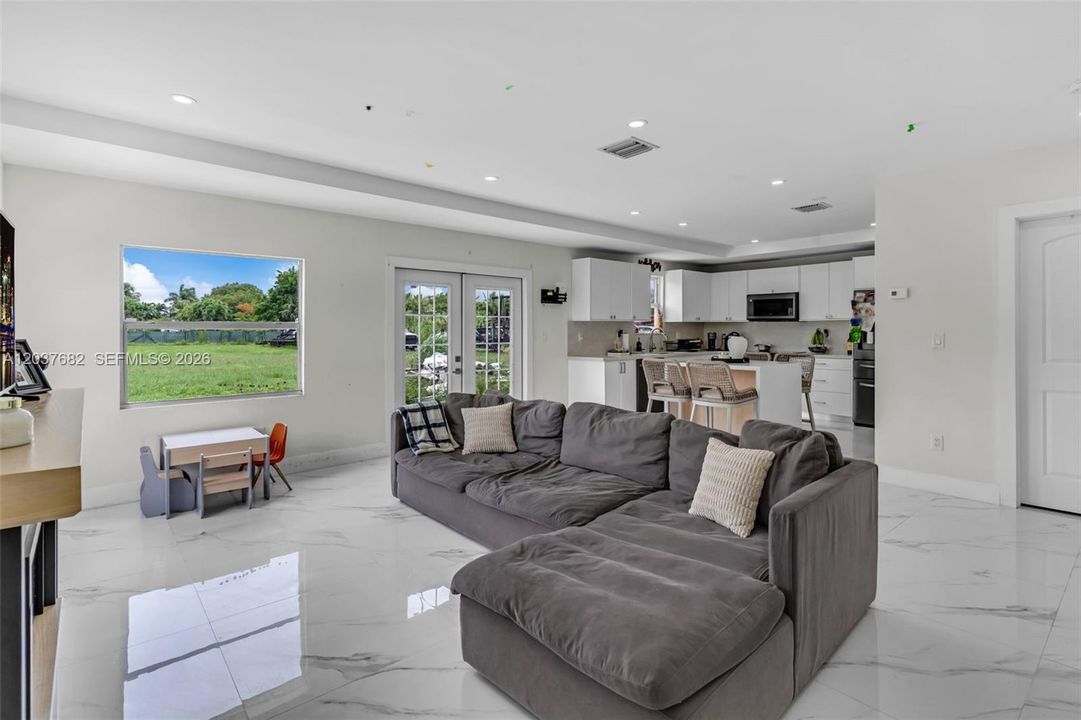 For Sale: $999,900 (2 beds, 2 baths, 1110 Square Feet)