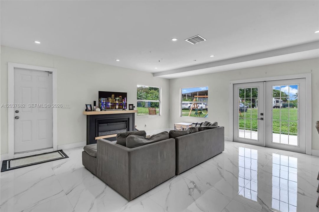 For Sale: $999,900 (2 beds, 2 baths, 1110 Square Feet)