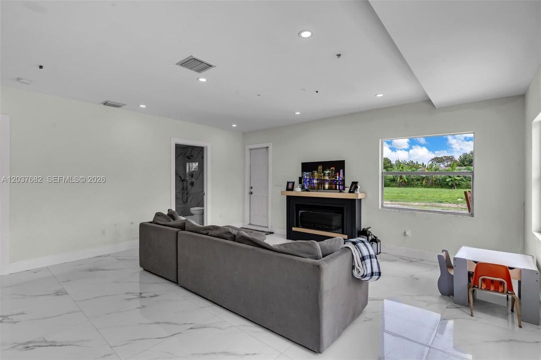 For Sale: $999,900 (2 beds, 2 baths, 1110 Square Feet)