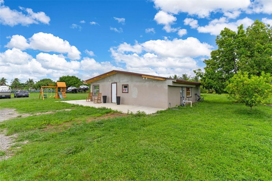 For Sale: $999,900 (2 beds, 2 baths, 1110 Square Feet)