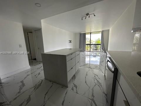 For Rent: $1,945 (1 beds, 1 baths, 703 Square Feet)