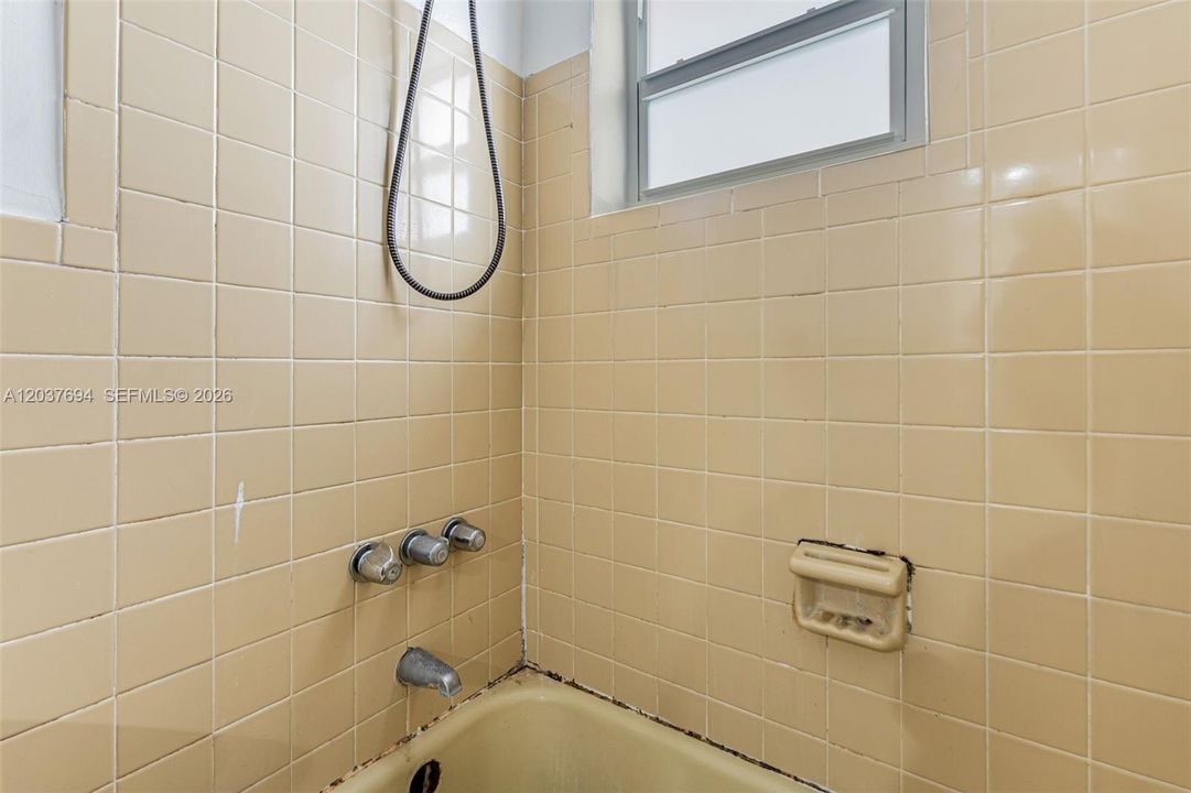 For Rent: $2,200 (2 beds, 1 baths, 945 Square Feet)
