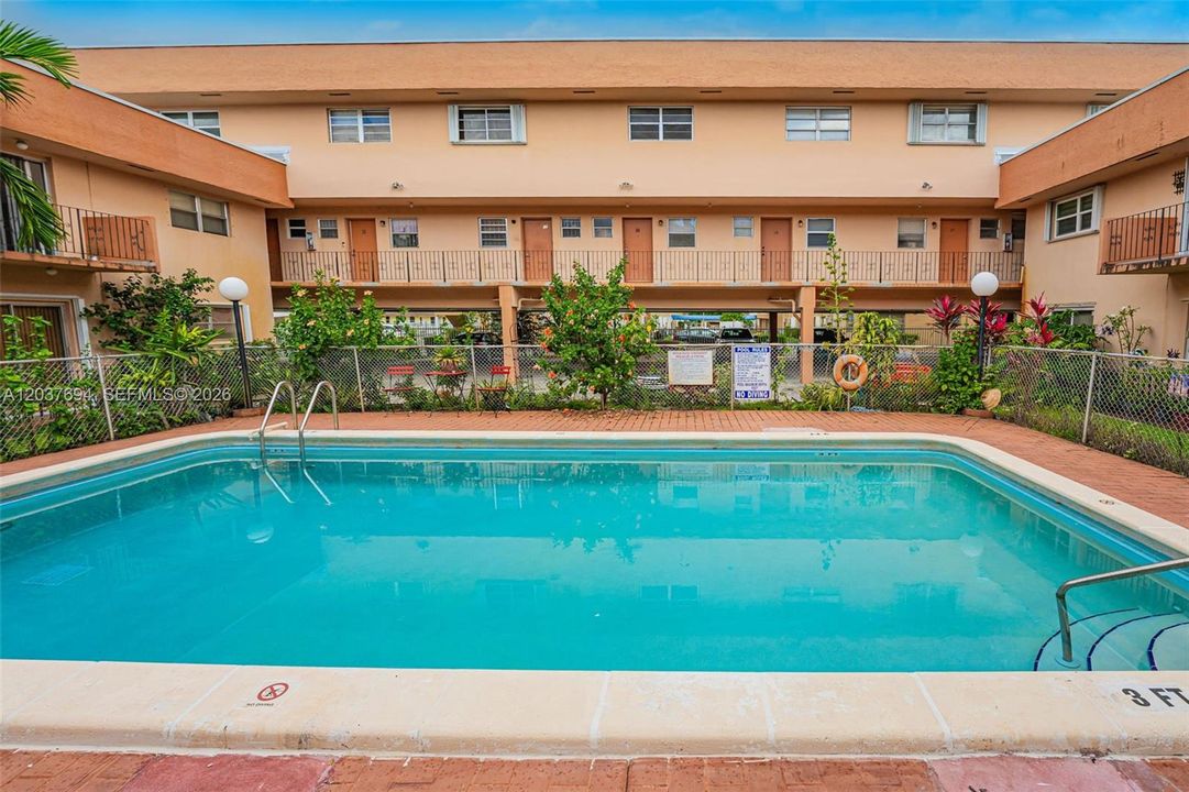 For Rent: $2,200 (2 beds, 1 baths, 945 Square Feet)