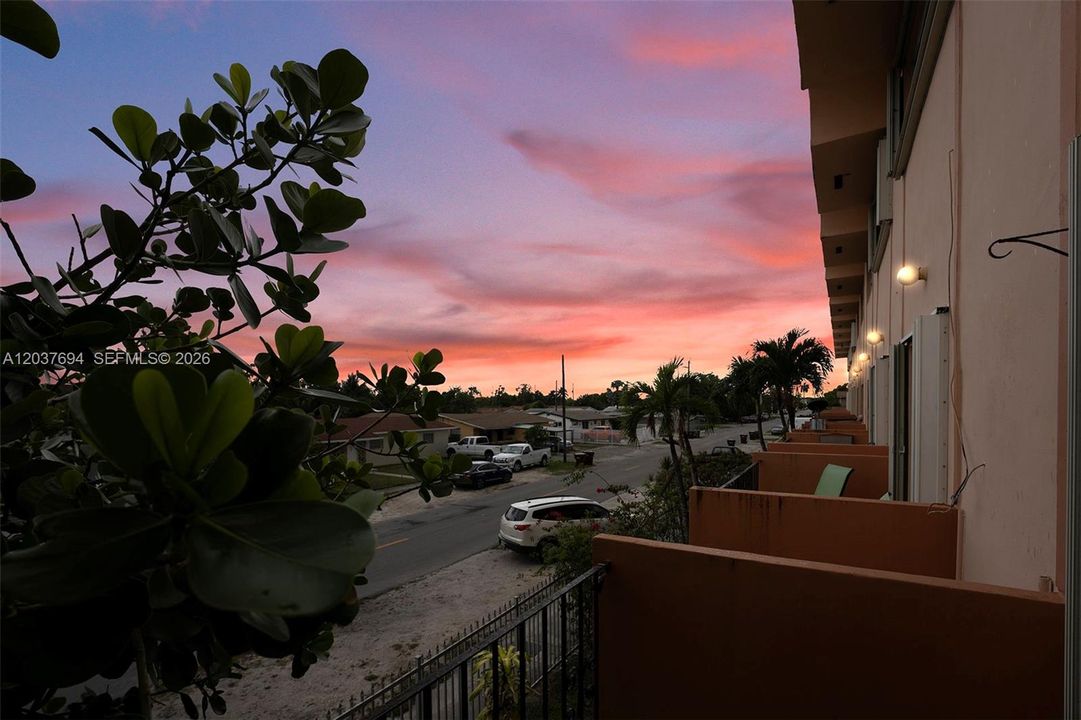 For Rent: $2,200 (2 beds, 1 baths, 945 Square Feet)