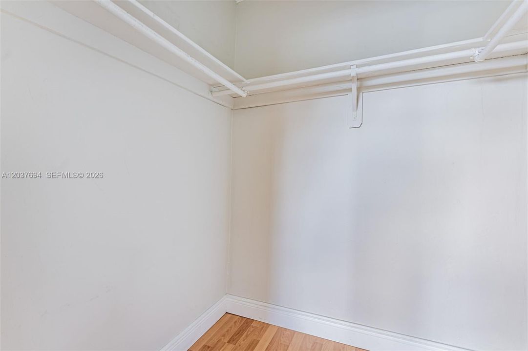 For Rent: $2,200 (2 beds, 1 baths, 945 Square Feet)