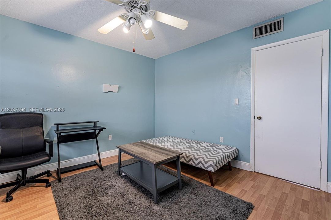 For Rent: $2,200 (2 beds, 1 baths, 945 Square Feet)