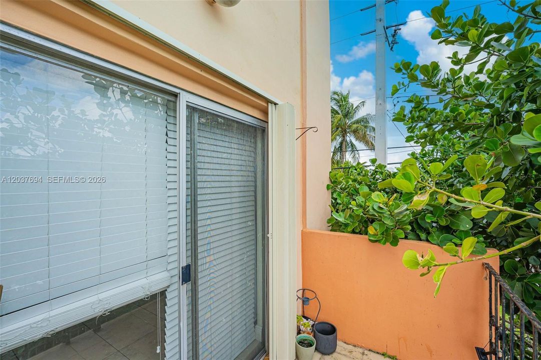 For Rent: $2,200 (2 beds, 1 baths, 945 Square Feet)