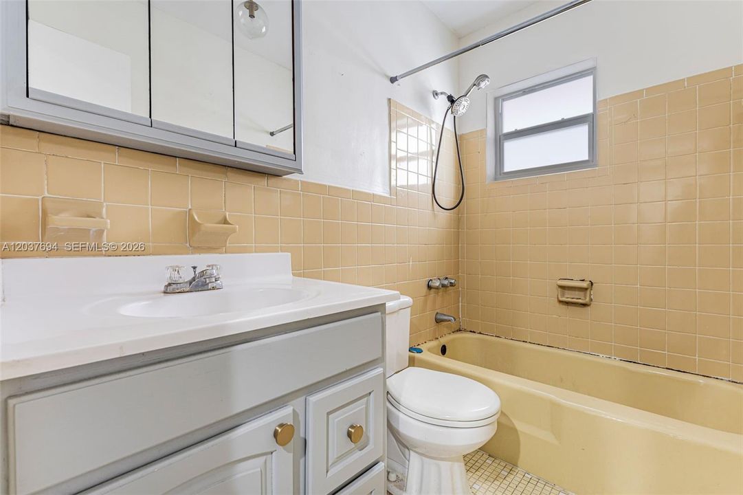 For Rent: $2,200 (2 beds, 1 baths, 945 Square Feet)