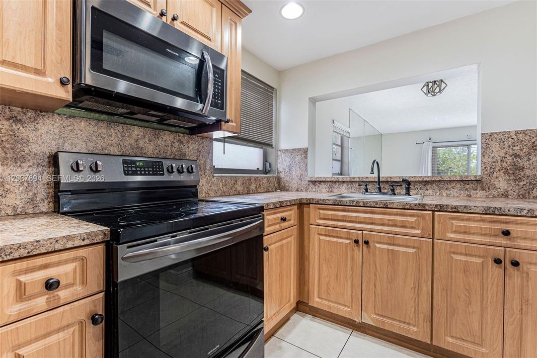 For Rent: $2,200 (2 beds, 1 baths, 945 Square Feet)