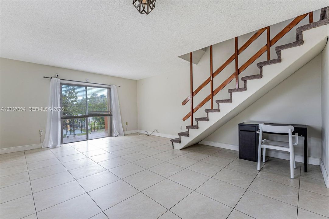 For Rent: $2,200 (2 beds, 1 baths, 945 Square Feet)