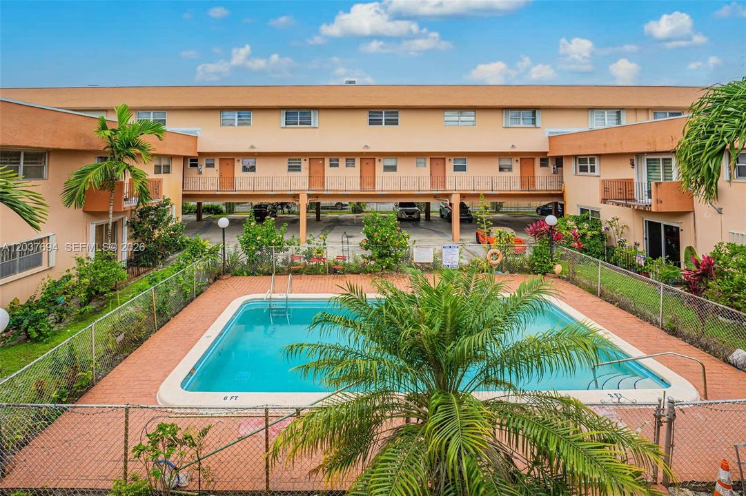For Rent: $2,200 (2 beds, 1 baths, 945 Square Feet)