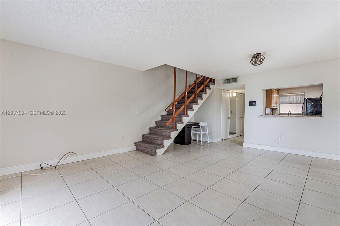 For Rent: $2,200 (2 beds, 1 baths, 945 Square Feet)