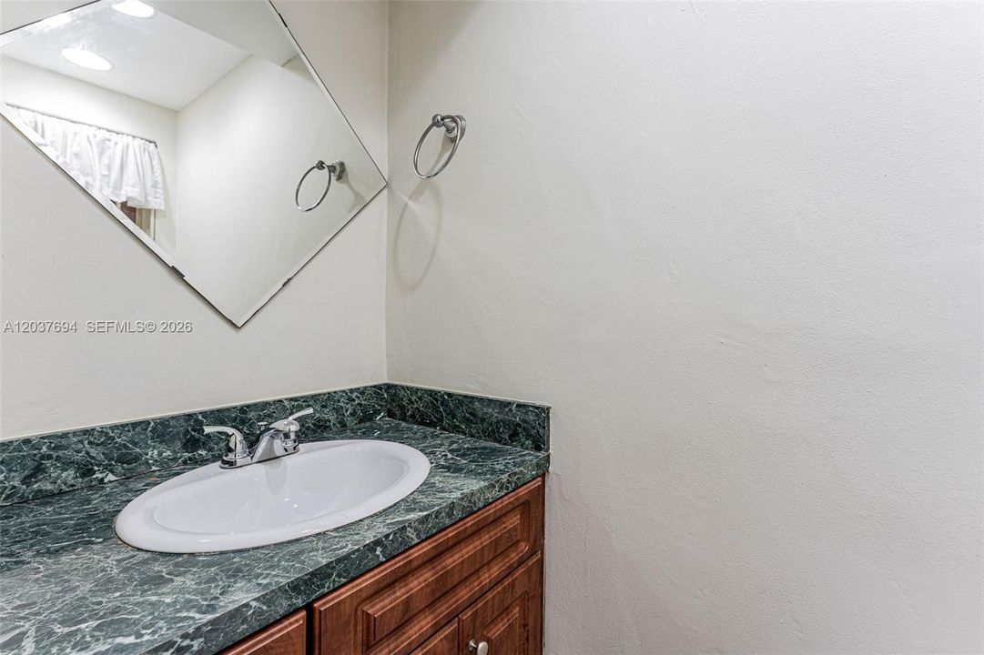 For Rent: $2,200 (2 beds, 1 baths, 945 Square Feet)