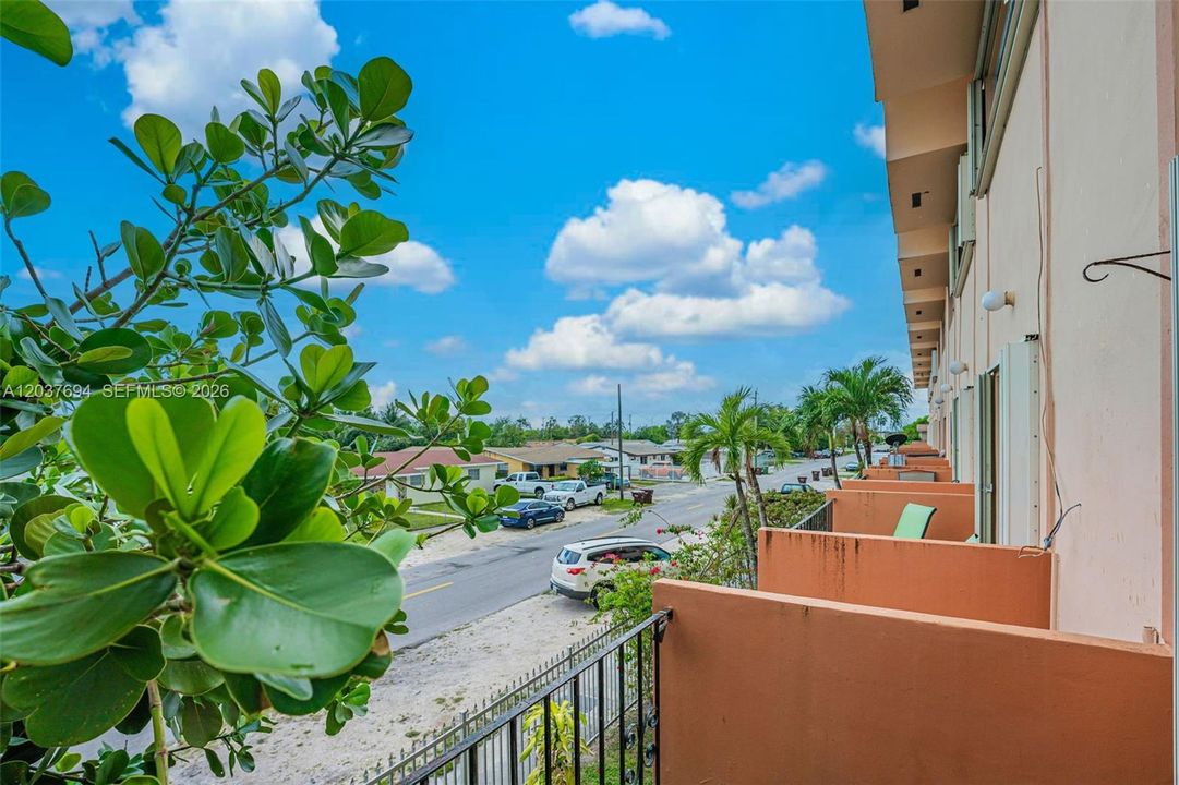 For Rent: $2,200 (2 beds, 1 baths, 945 Square Feet)