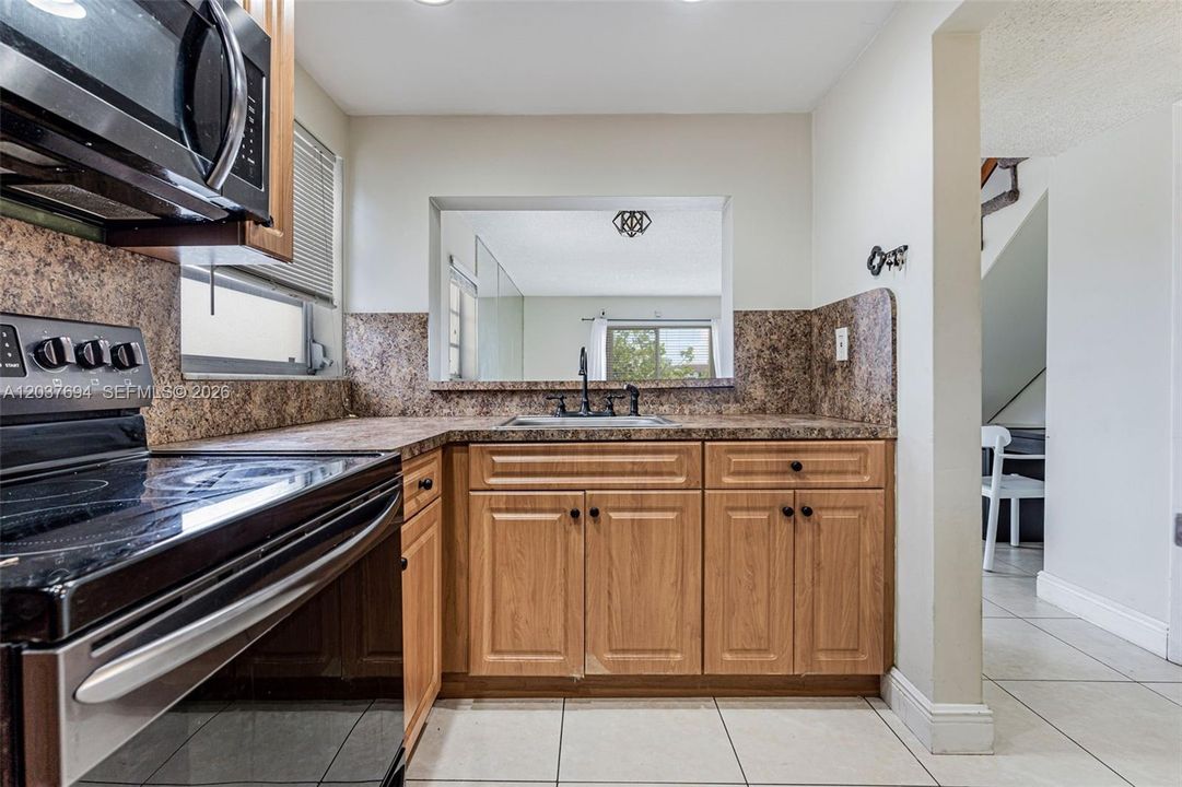 For Rent: $2,200 (2 beds, 1 baths, 945 Square Feet)