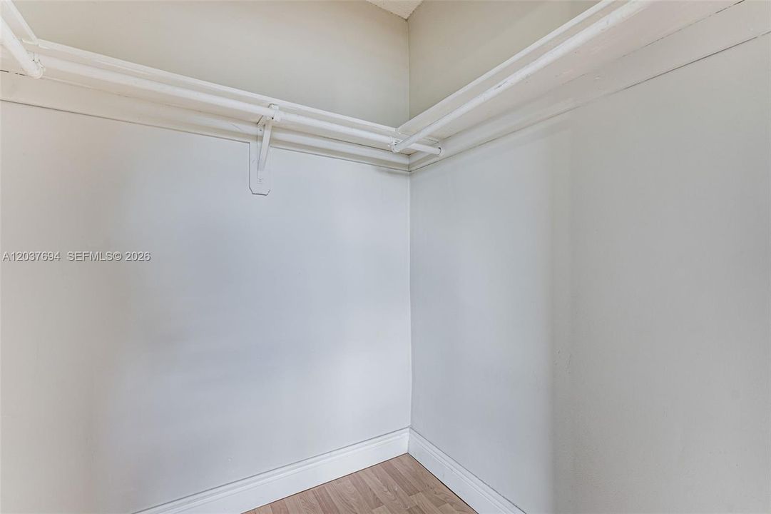 For Rent: $2,200 (2 beds, 1 baths, 945 Square Feet)
