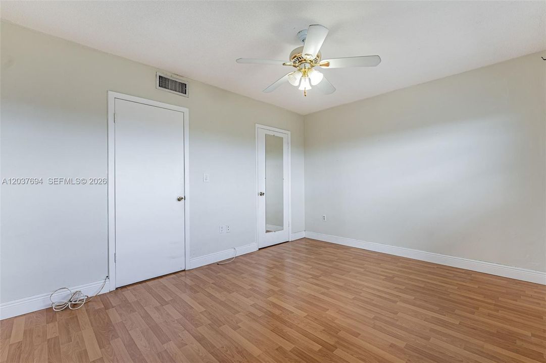 For Rent: $2,200 (2 beds, 1 baths, 945 Square Feet)