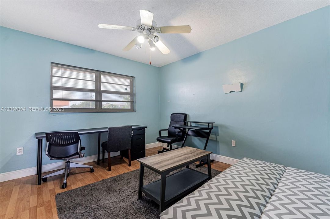 For Rent: $2,200 (2 beds, 1 baths, 945 Square Feet)