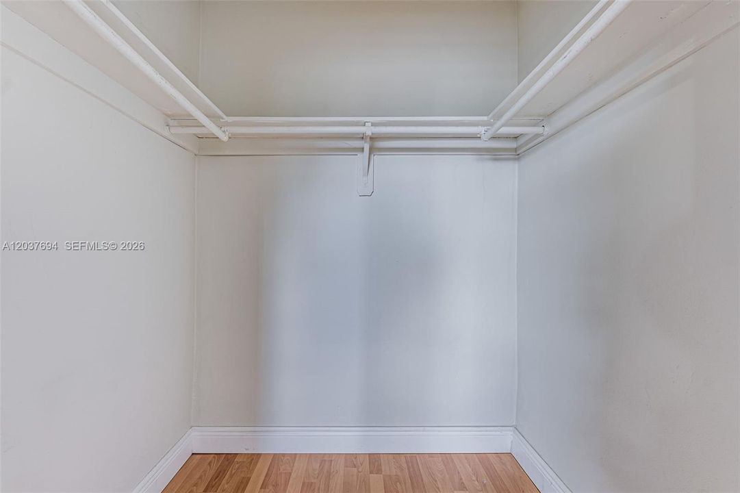 For Rent: $2,200 (2 beds, 1 baths, 945 Square Feet)