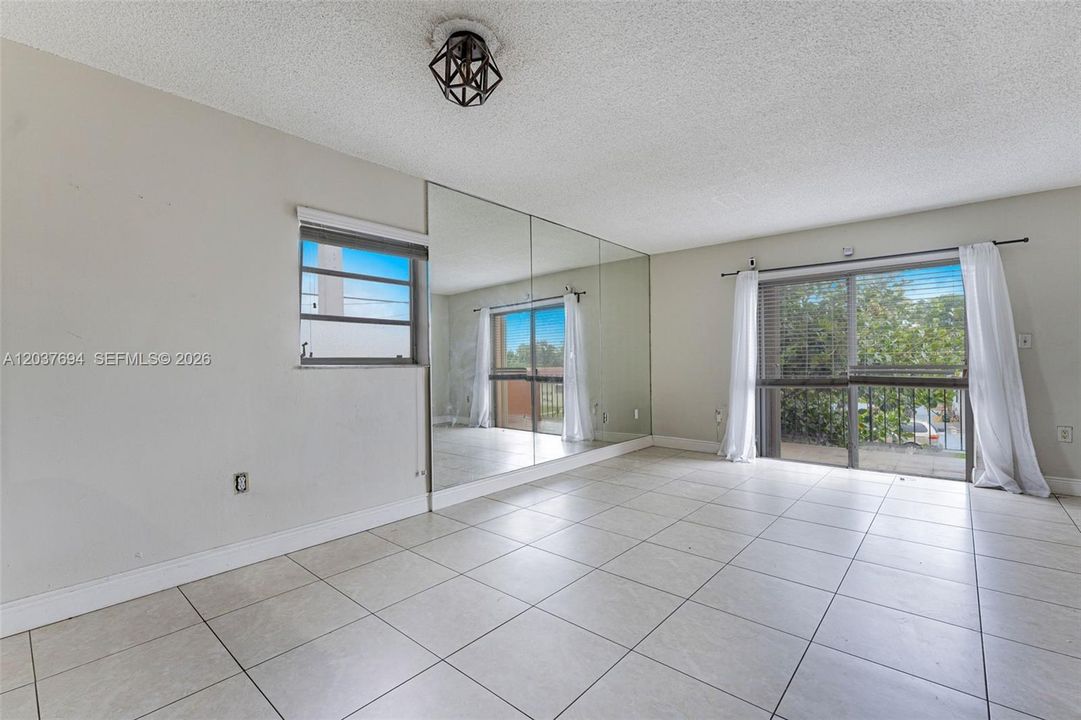 For Rent: $2,200 (2 beds, 1 baths, 945 Square Feet)
