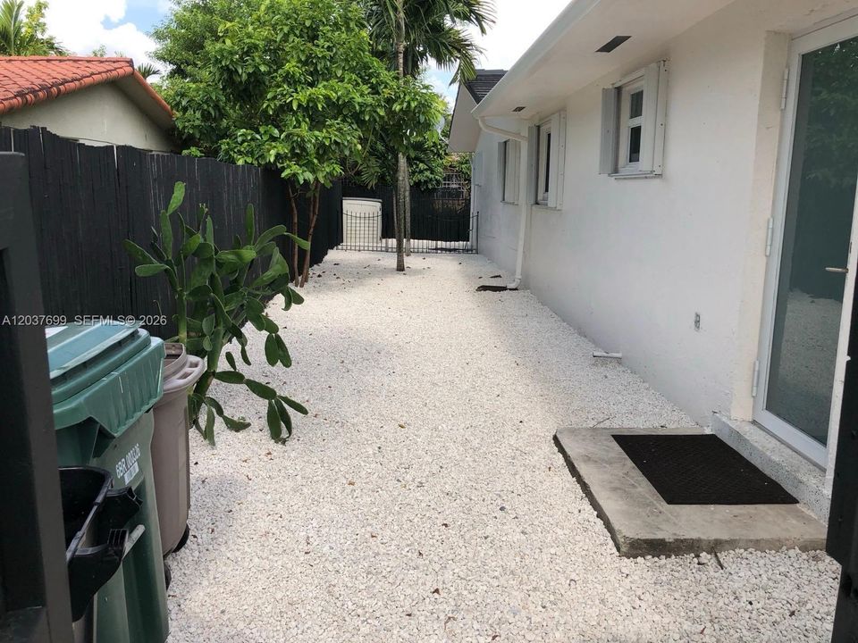 В аренду: $3,100 (2 спален, 1 ванн, 2263 Квадратных фут)
