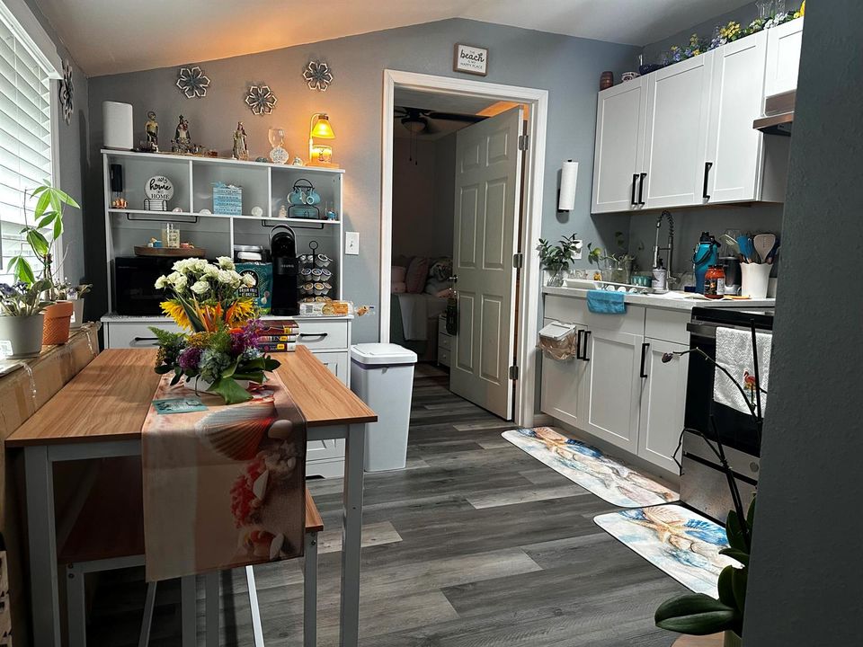 Efficiency- Eat in Kitchen