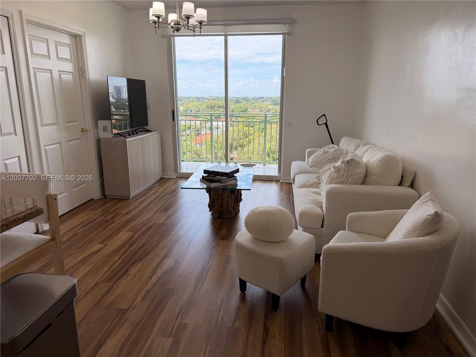 В аренду: $2,700 (2 спален, 2 ванн, 828 Квадратных фут)