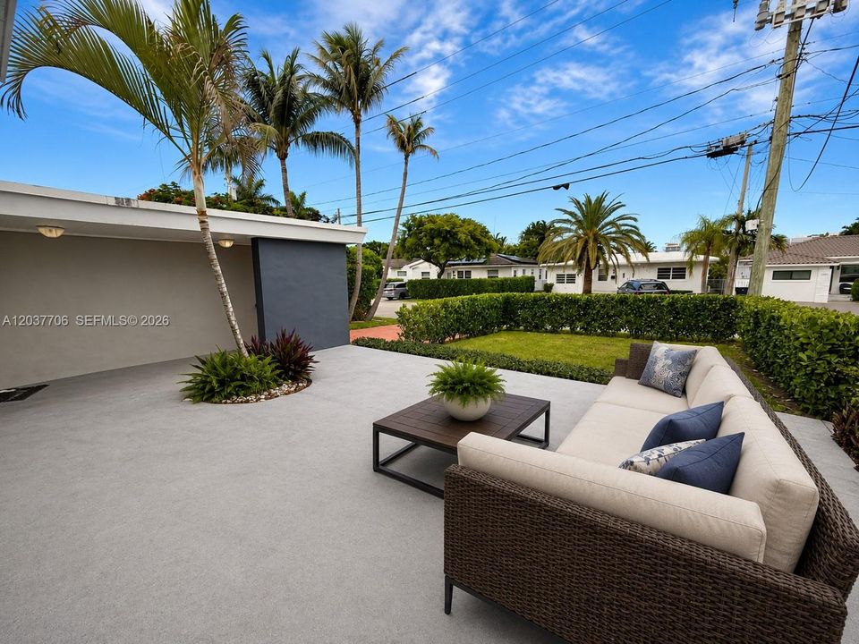 For Sale: $1,595,000 (4 beds, 2 baths, 1967 Square Feet)