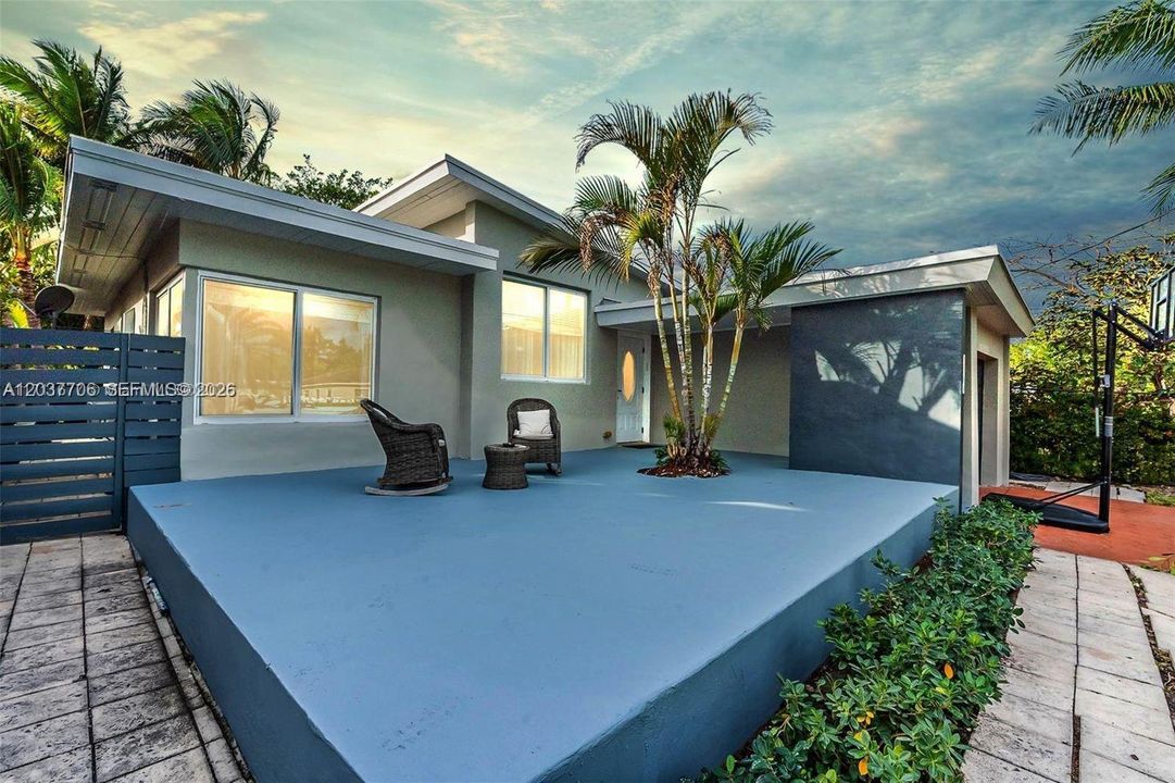 For Sale: $1,595,000 (4 beds, 2 baths, 1967 Square Feet)