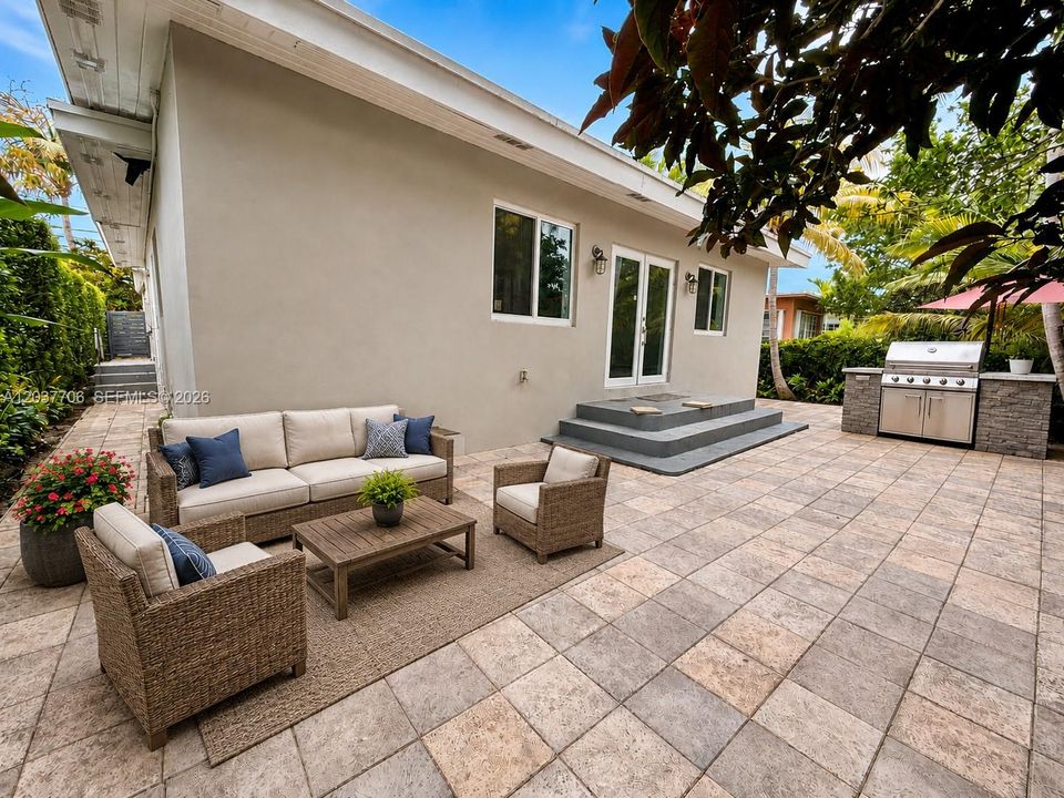 For Sale: $1,595,000 (4 beds, 2 baths, 1967 Square Feet)