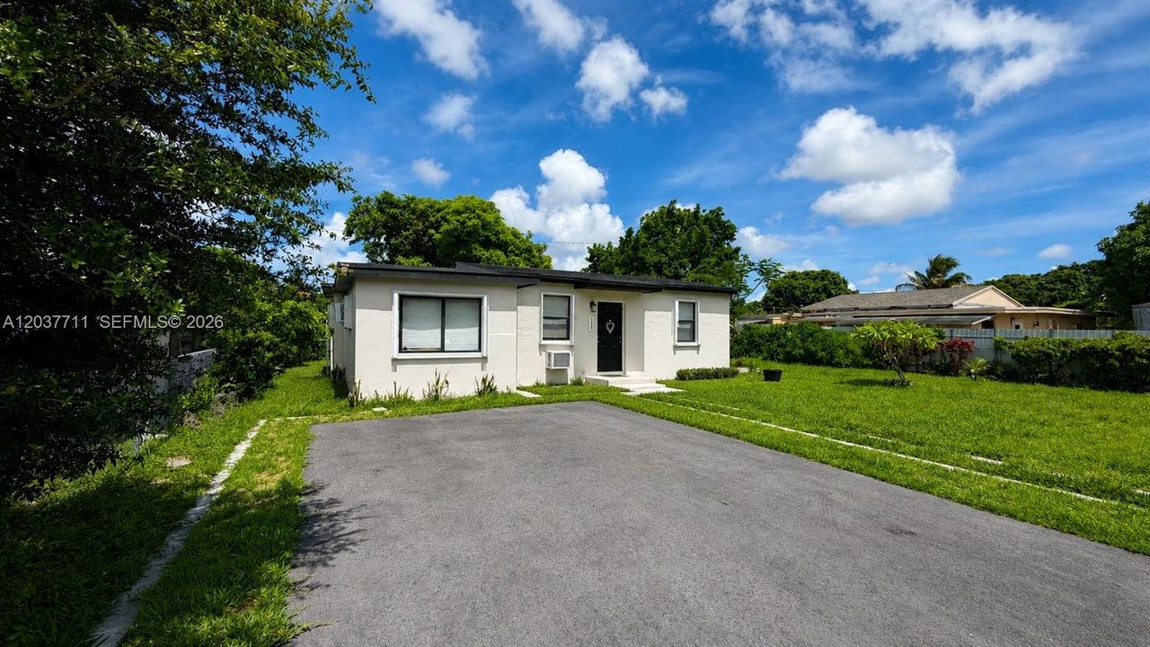 For Sale: $475,000 (3 beds, 2 baths, 1188 Square Feet)