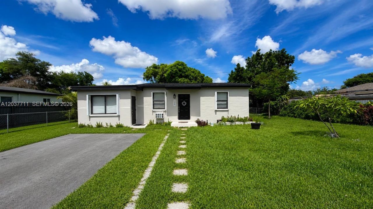 For Sale: $475,000 (3 beds, 2 baths, 1188 Square Feet)