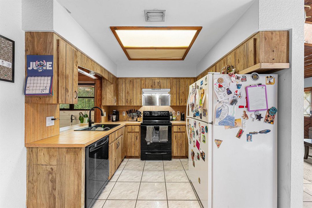 013-16355LancashireDriveEast-TheAcreage-