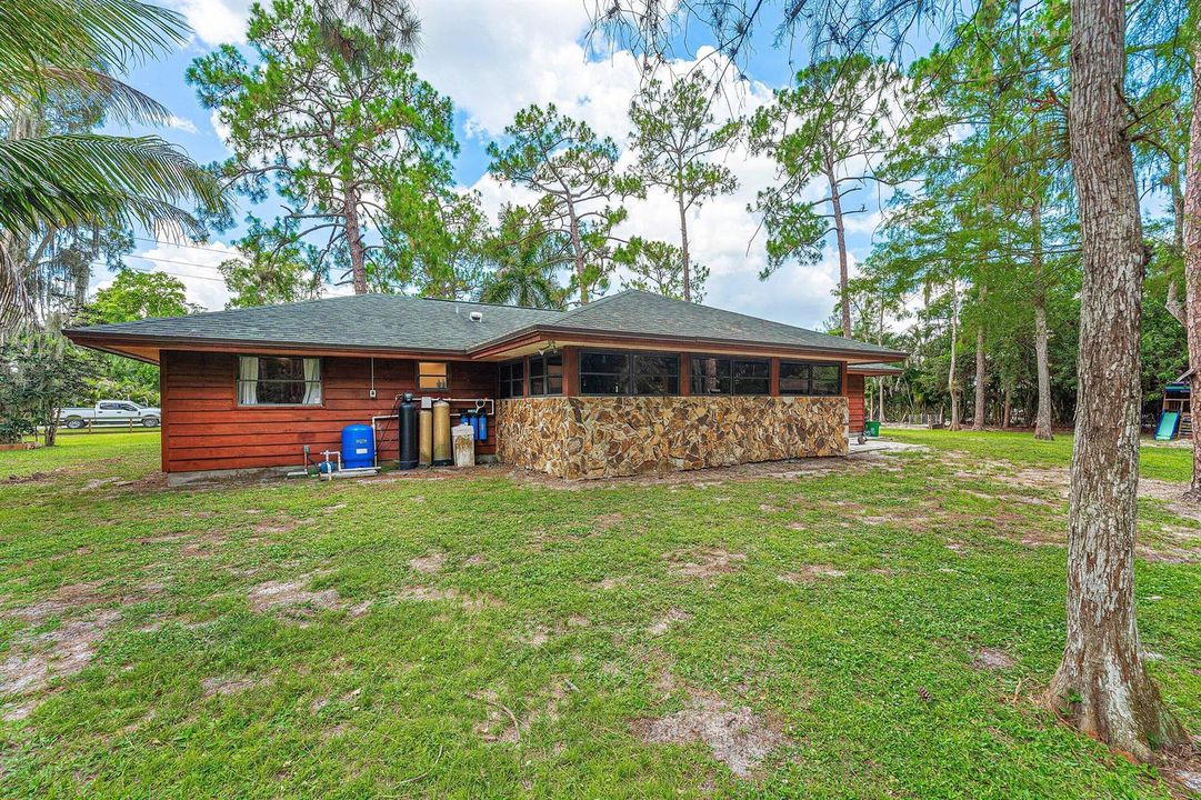 007-16355LancashireDriveEast-TheAcreage-