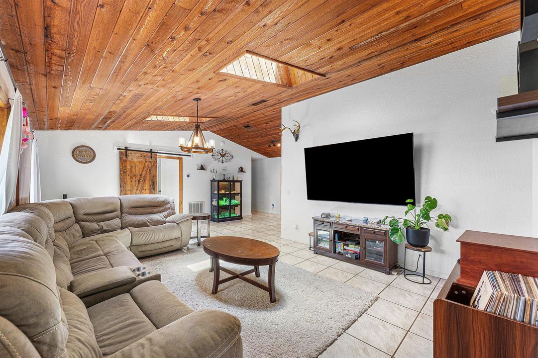 010-16355LancashireDriveEast-TheAcreage-