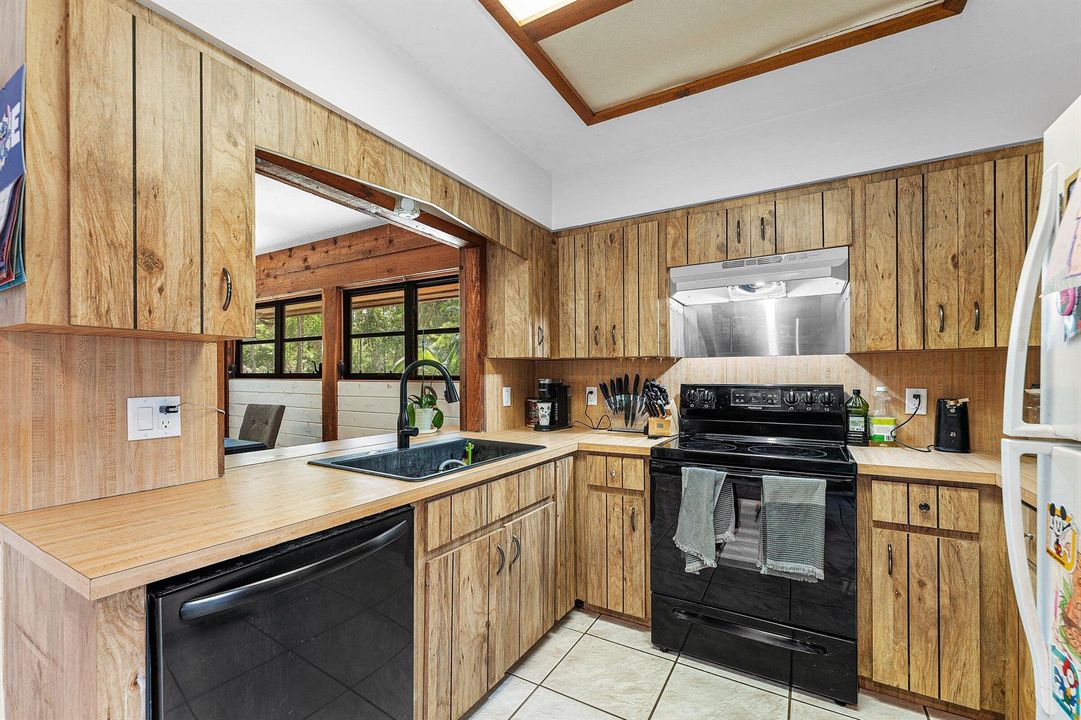 014-16355LancashireDriveEast-TheAcreage-