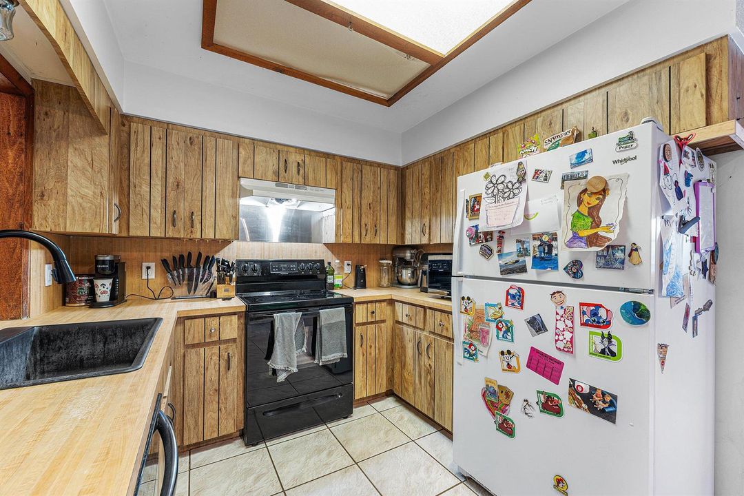 015-16355LancashireDriveEast-TheAcreage-