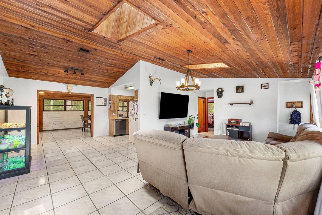 011-16355LancashireDriveEast-TheAcreage-