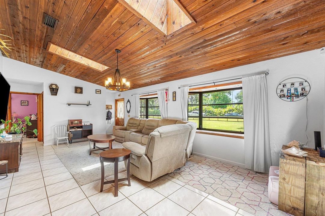 008-16355LancashireDriveEast-TheAcreage-