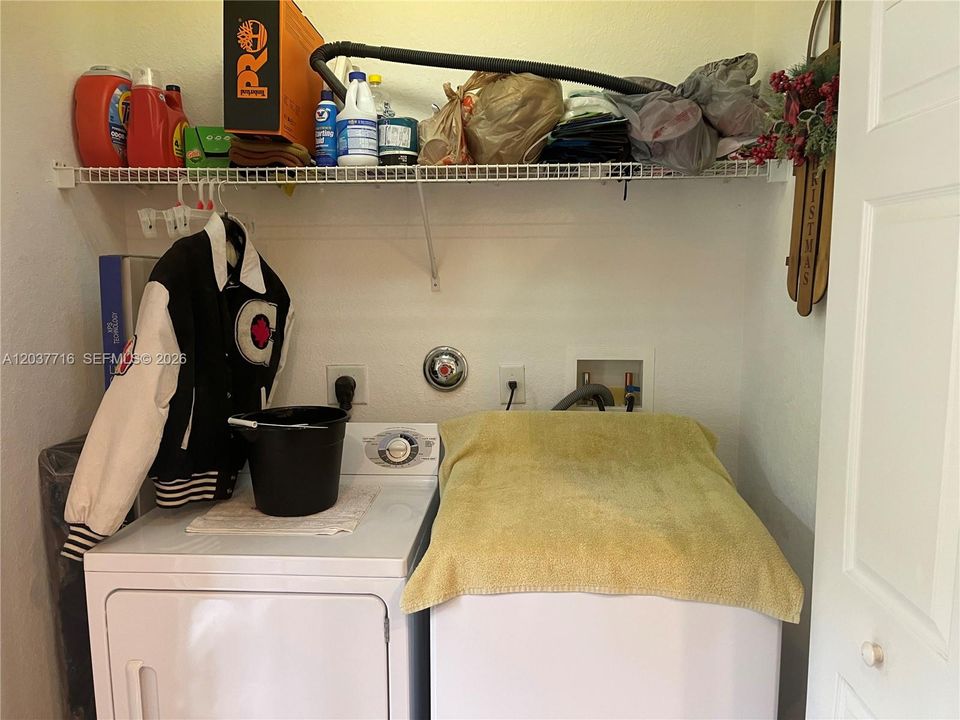 На продажу: $329,900 (2 спален, 2 ванн, 1280 Квадратных фут)