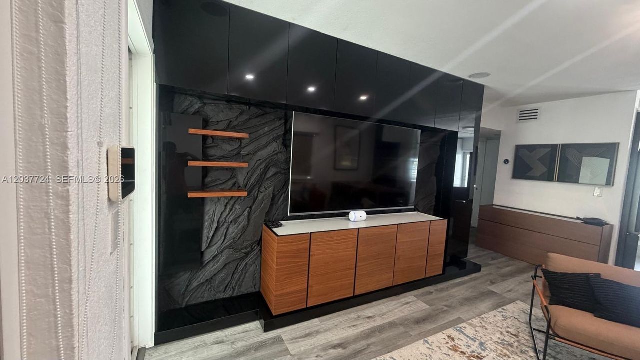 For Rent: $4,500 (2 beds, 2 baths, 900 Square Feet)