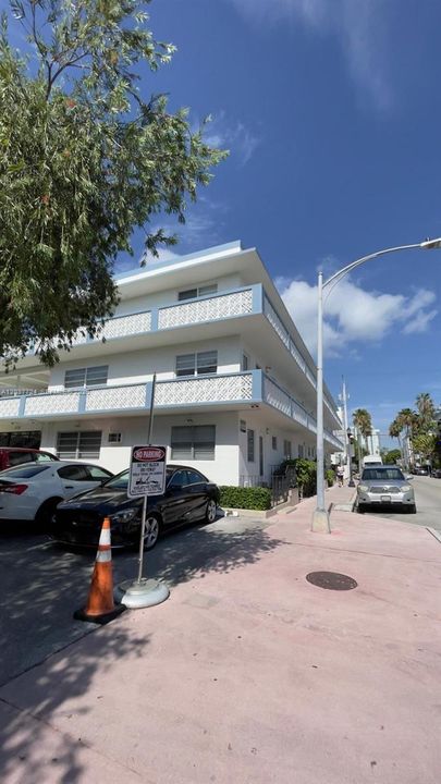For Rent: $4,500 (2 beds, 2 baths, 900 Square Feet)