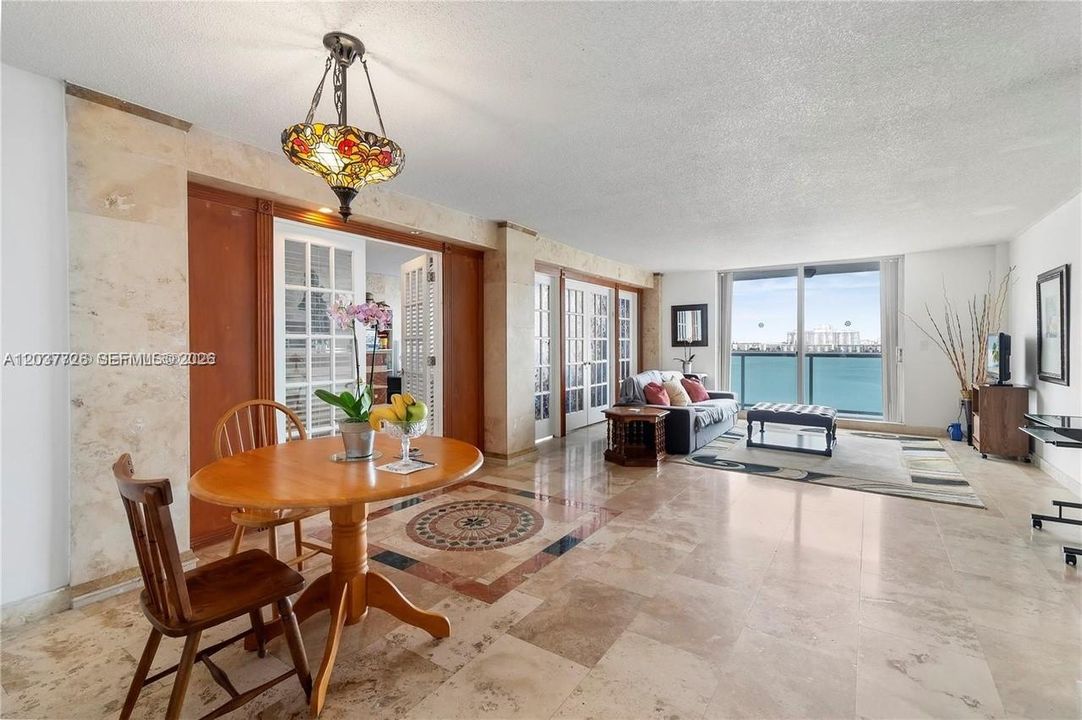 For Sale: $295,000 (2 beds, 2 baths, 1178 Square Feet)