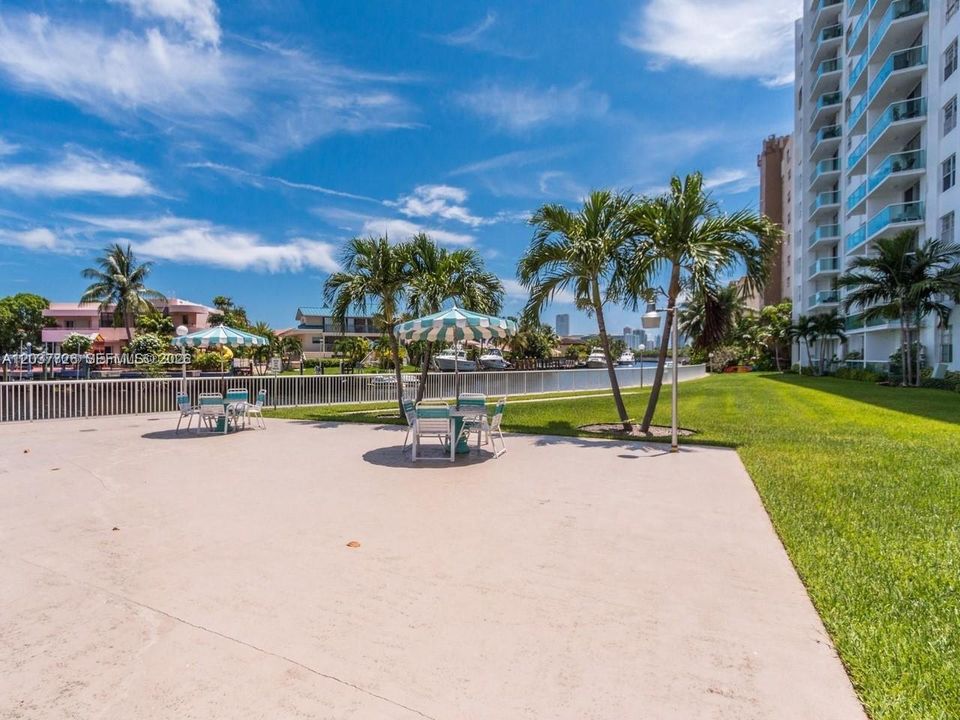 For Sale: $295,000 (2 beds, 2 baths, 1178 Square Feet)