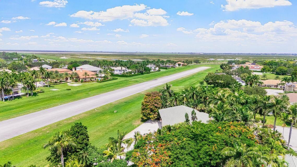 Wellington, FL Hangar - Runway